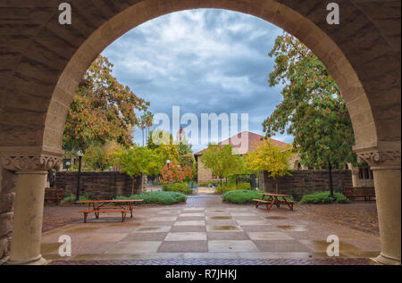 Campus der Stanford University, Palo Alto, Kalifornien, USA, an einem verregneten Herbsttag. Stockfoto