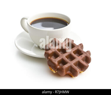 Waffeln mit Schokolade und Kaffee Tasse auf weißem Hintergrund. Stockfoto