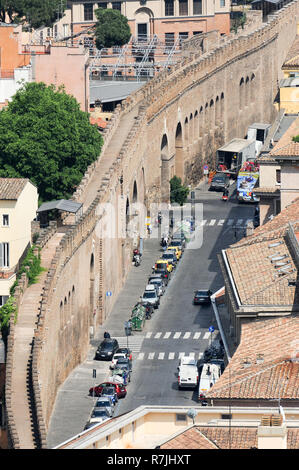 Passetto di Borgo Erbaut 1277 durch Papst Nikolaus III. als Fluchtweg in erhöhten Passage linking Vatikan mit dem Castel Sant'Angelo in Mura leoninischen Stockfoto