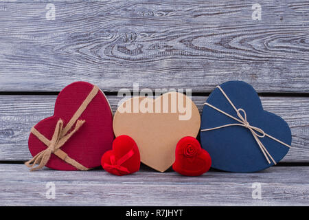 Valentines urlaub Hintergrund. Bunte herzförmige Geschenkboxen auf Holz- Hintergrund. Happy Valentines Tag. Stockfoto