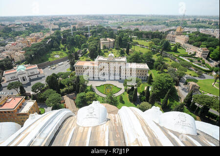 Statue von St. Peter, Radio Vaticana (Radio Vatikan), Pontificia Commissione per lo Stato della Città del Vaticano (Päpstliche Kommission für den Staat Stockfoto