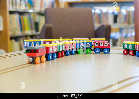 Ein bunter Zug mit Buchstaben und Zahlen alle übermalt sind magnetisch auf dem Spielplatz verbunden. Stockfoto