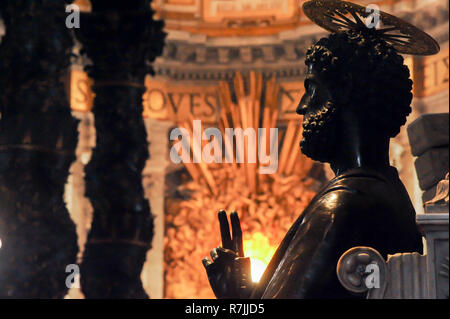 Bronzea Statua di San Pietro (Saint Peter thront) von Arnoldo di Cambio, Barock päpstliche Altar und Baldacchino von gianlorenzo Bernini, barocke Cattedr Stockfoto