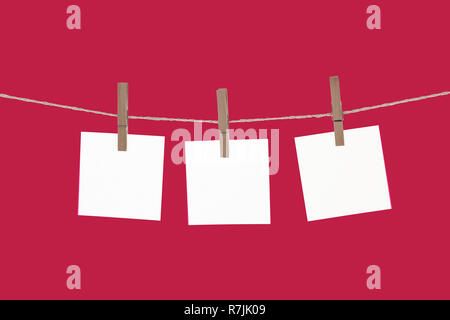 Leeres Papierkarten hängen Wäscheklammern Stockfoto