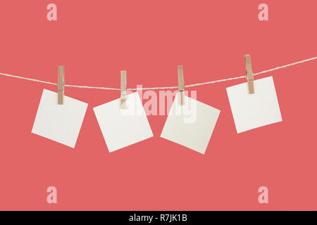 Leeres Papierkarten hängen Wäscheklammern Stockfoto