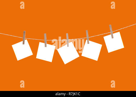 Leeres Papierkarten hängen Wäscheklammern Stockfoto