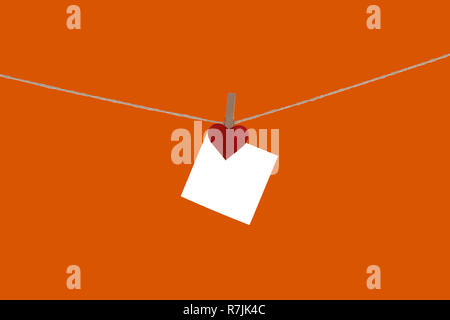 Leeres Papierkarten hängen Wäscheklammern Stockfoto