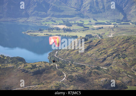 Solo Gleitschirm über dem Lake Wanaka, Neuseeland Stockfoto