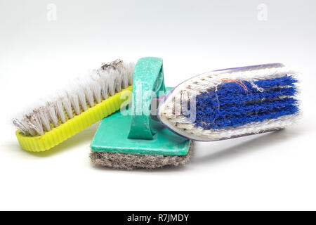 Nahaufnahme schmutzig scrub Bürsten auf weißem Hintergrund. Stockfoto