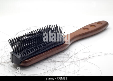 Nahaufnahme braunes Haar Kamm und Haarausfall auf weißem Hintergrund. Stockfoto