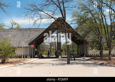Eingangstor in das Moremi Game Reserve, Botswana, Afrika Stockfoto