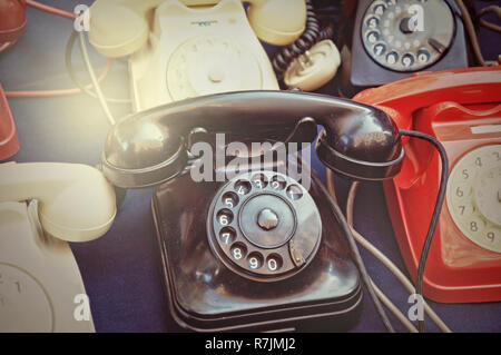 Alte wählen Telefone, die an einen Flohmarkt Stockfoto