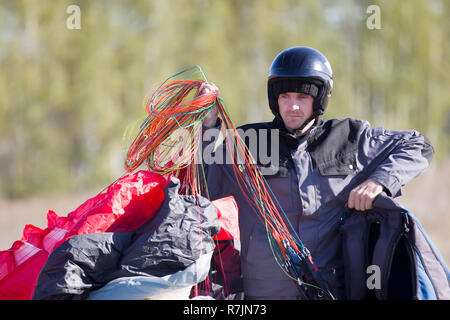 Belarus Stadt Gomel Oktober 7, 2018. Auftritte auf Paragleiten Gleitschirm Fallschirmjäger vorbereiten zu fliegen Stockfoto