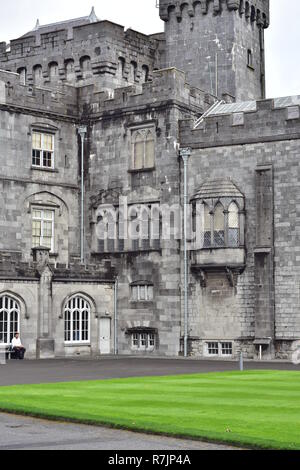 Vertikale Ansicht von einem der Türme von Kilkenny Castle aus Rasen mit Innenhof. Stockfoto