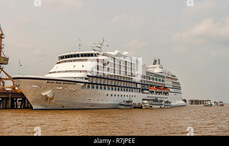 Santarem, Brasilien - Dezember 02, 2015: Seven Seas Navigator Kreuzfahrt Schiff auf dem Meer Hafen am grauen Himmel Hintergrund angedockt. Luxus lifestyle Konzept. Touristische Destination und Ausflüge. Reisen und Reisen Stockfoto