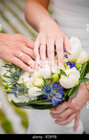 Eine neu weding Paar zeigen Ihre Trauringe. Stockfoto