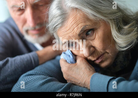 Portrait von niedlichen traurig senior Paar zu Hause posieren Stockfoto