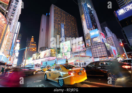 NEW YORK, USA - 12. April: Die Architektur der berühmten Times Square in New York City, USA mit seinen leuchtreklamen und Panels in der Nacht und eine Menge tour