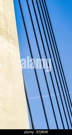 Details einer Seilbrücke über den Fluss IJssel in der Nähe von Kampen, Niederlande Stockfoto