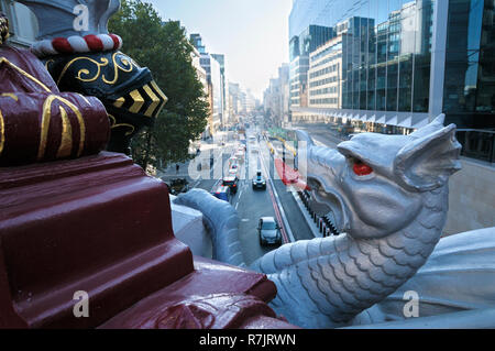 Stadt dragon Boundary markers auf Holborn Viadukt mit Blick auf Farringdon Road, City of London, England, Großbritannien Stockfoto