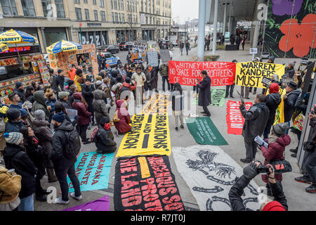 New York, Vereinigte Staaten. 09 Dez, 2018. Aktivisten nahmen über der Lobby am Whitney Museum der amerikanischen kunst am 9. Dezember 2018 zu protestieren und die Beseitigung der Vorstand des Museums der Verwaltungsrat Vice Chairman Warren B. Kanders verlangen. Kanders ist der CEO von Safariland, eine Korporation, fertigt das Gas gegen Migrantenfamilien derzeit an der US-mexikanischen Grenze verwendet. Credit: Erik McGregor/Pacific Press/Alamy leben Nachrichten Stockfoto