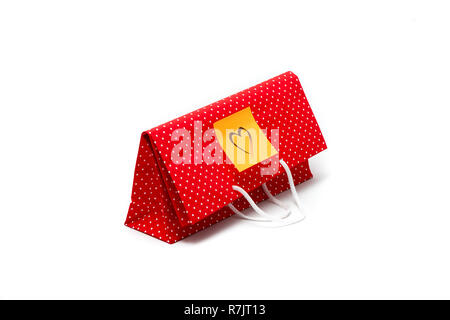 Geschenkbeutel mit Herzform Nachricht, von Hand geschrieben. Red Polka Dot Papiertüte auf weißem Hintergrund. Stockfoto