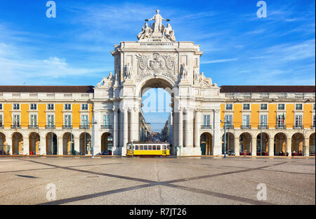 Praca do Comercio mit gelben Straßenbahn, Lissabon, Portugal Stockfoto