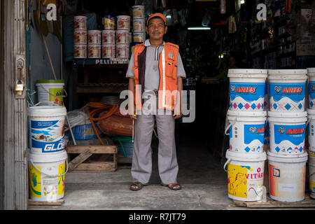 Ein Sicherheitsbeamter in einem Eisenwarengeschäft in Pekanbaru, Indonesien Stockfoto