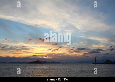 Stadt am Meer von Turgutreis und spektakuläre Sonnenuntergänge Stockfoto