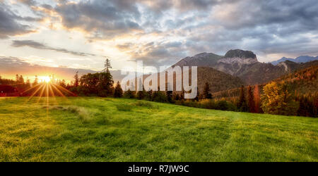 Schönen Sommerlandschaft in den Bergen. Sunrise Stockfoto