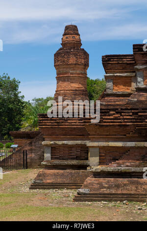 Im Tempel Ruinen von Muara Takus in der Nähe von Bauska, Indonesien. Der Komplex besteht aus einer Reihe von alten buddhistischen Tempeln. Eine schöne Minarett. Stockfoto