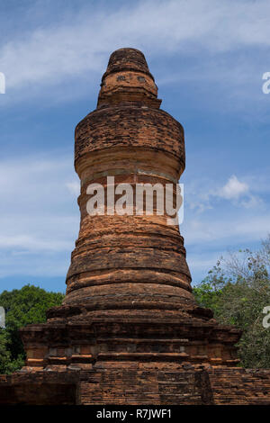 Im Tempel Ruinen von Muara Takus in der Nähe von Bauska, Indonesien. Der Komplex besteht aus einer Reihe von alten buddhistischen Tempeln. Eine schöne Minarett. Stockfoto