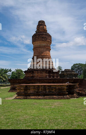 Im Tempel Ruinen von Muara Takus in der Nähe von Bauska, Indonesien. Der Komplex besteht aus einer Reihe von alten buddhistischen Tempeln. Eine schöne Minarett. Stockfoto