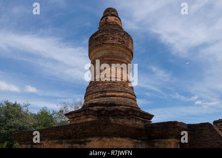 Im Tempel Ruinen von Muara Takus in der Nähe von Bauska, Indonesien. Der Komplex besteht aus einer Reihe von alten buddhistischen Tempeln. Eine schöne Minarett. Stockfoto