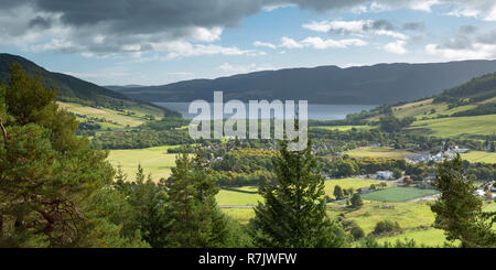 Urquhart Bay und Loch Ness von der Craigmonie Aussichtspunkt über Inverness, Schottland Stockfoto