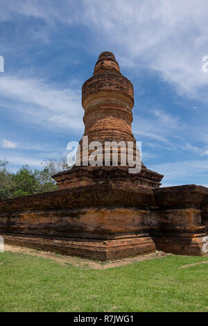 Im Tempel Ruinen von Muara Takus in der Nähe von Bauska, Indonesien. Der Komplex besteht aus einer Reihe von alten buddhistischen Tempeln. Eine schöne Minarett. Stockfoto