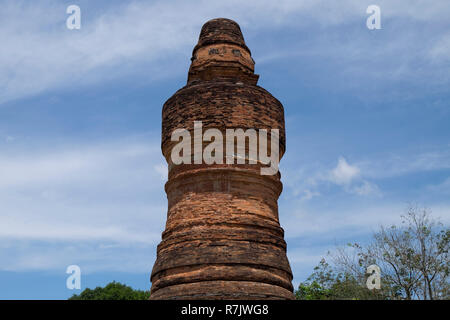 Im Tempel Ruinen von Muara Takus in der Nähe von Bauska, Indonesien. Der Komplex besteht aus einer Reihe von alten buddhistischen Tempeln. Eine schöne Minarett. Stockfoto