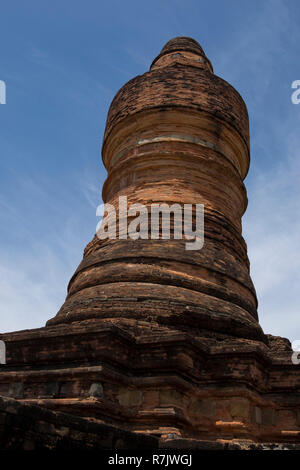 Im Tempel Ruinen von Muara Takus in der Nähe von Bauska, Indonesien. Der Komplex besteht aus einer Reihe von alten buddhistischen Tempeln. Eine schöne Minarett. Stockfoto