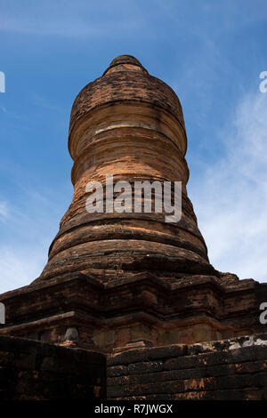 Im Tempel Ruinen von Muara Takus in der Nähe von Bauska, Indonesien. Der Komplex besteht aus einer Reihe von alten buddhistischen Tempeln. Eine schöne Minarett. Stockfoto