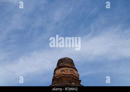 Im Tempel Ruinen von Muara Takus in der Nähe von Bauska, Indonesien. Der Komplex besteht aus einer Reihe von alten buddhistischen Tempeln. Eine schöne Minarett. Stockfoto