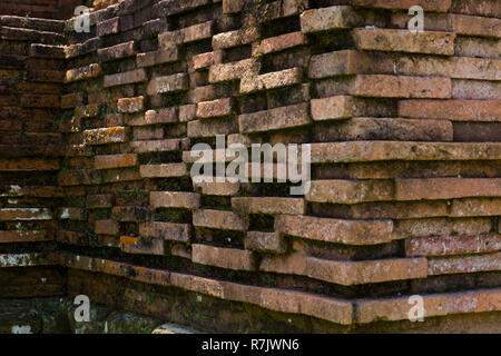 Im Tempel Ruinen von Muara Takus in der Nähe von Bauska, Indonesien. Der Komplex besteht aus einer Reihe von alten buddhistischen Tempeln. Stockfoto