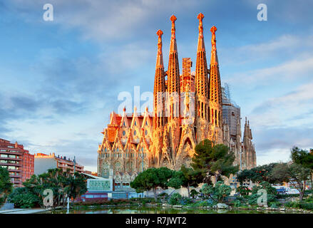 BARCELONA, Spanien - FEB 10: Blick auf die Sagrada Familia, eine große katholische Kirche in Barcelona, Spanien, entworfen von katalanischen Architekten Antoni Gaudi, Stockfoto