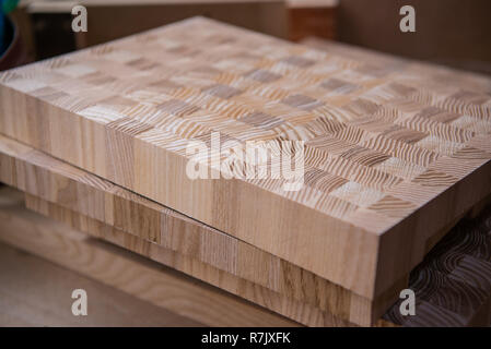 Holz Holzbau Material für Hintergrund und Textur. Schließen. Stapel von Holz- Bars. kleine Schärfentiefe Stockfoto