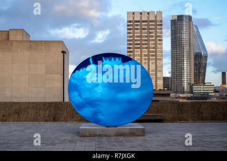 Anish Kapoors Himmel Spiegel, Blau (2016), auf einer der Terrassen im Freien Skulptur Hayward's Galerie. London, Großbritannien Stockfoto