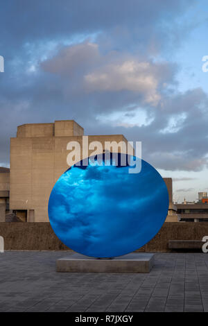 Anish Kapoors Himmel Spiegel, Blau (2016), auf einer der Terrassen im Freien Skulptur Hayward's Galerie. London, Großbritannien Stockfoto