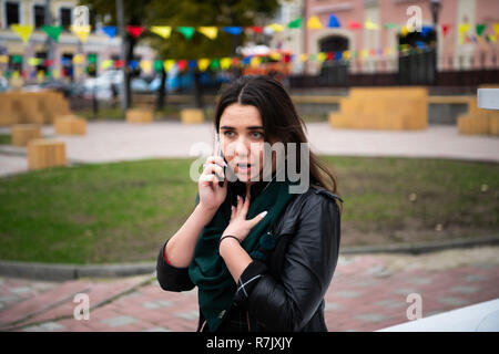 Portrait einer jungen Frau überrascht Gespräch am Handy. Menschliches Gesicht Ausdruck, Emotion, schlechte Nachrichten Reaktion Stockfoto