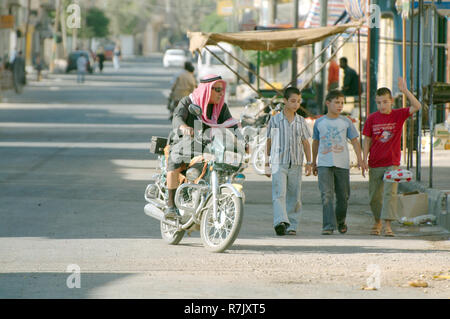 Motorradfahrer, die Straße hinunter, Palmyra, Syrien Stockfoto