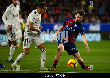 Huesca, Spanien. 09 Dez, 2018. Moi Gomez von SD Huesca (6) Konkurrenz für die Kugel mit Lucas Vazquez von Real Madrid (17) während der LaLiga Match zwischen SD Huesca und Real Madrid im El Alcoraz. Credit: Daniel Marzo/Pacific Press/Alamy leben Nachrichten Stockfoto
