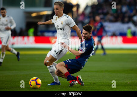 Huesca, Spanien. 09 Dez, 2018. Marcos Llorente von Real Madrid (18) konkurriert für die Kugel mit Moi Gomez von SD Huesca (6) während der LaLiga Match zwischen SD Huesca und Real Madrid im El Alcoraz. Credit: Daniel Marzo/Pacific Press/Alamy leben Nachrichten Stockfoto
