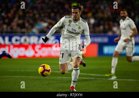 Huesca, Spanien. 09 Dez, 2018. Ballen von Real Madrid (11) Während die LaLiga Match zwischen SD Huesca und Real Madrid im El Alcoraz. Credit: Daniel Marzo/Pacific Press/Alamy leben Nachrichten Stockfoto